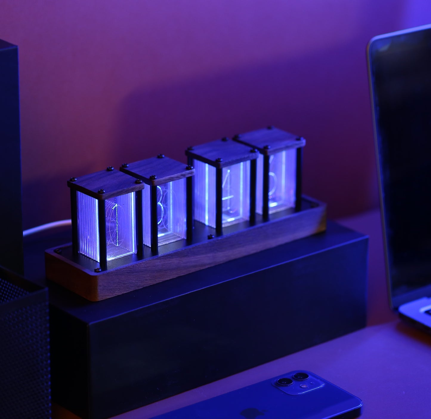 NIXIE 擬輝電子光管時鐘配胡桃木底座 - Nordeco HK